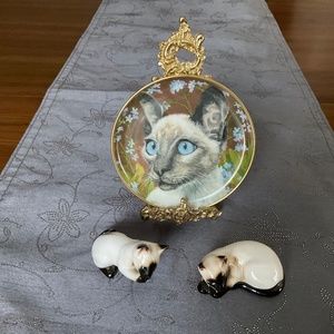 Siamese Cat Collector Plate with stand and china kittens.